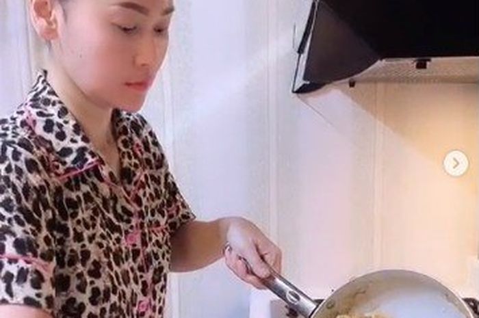 Awali Karier dari Nol Hingga Raih Kesuksesan dengan Kekayaan Melimpah, Artis Ini Kerap Tampil Sederhana dan Tak Gengsi Masak untuk Asisten Pribadinya