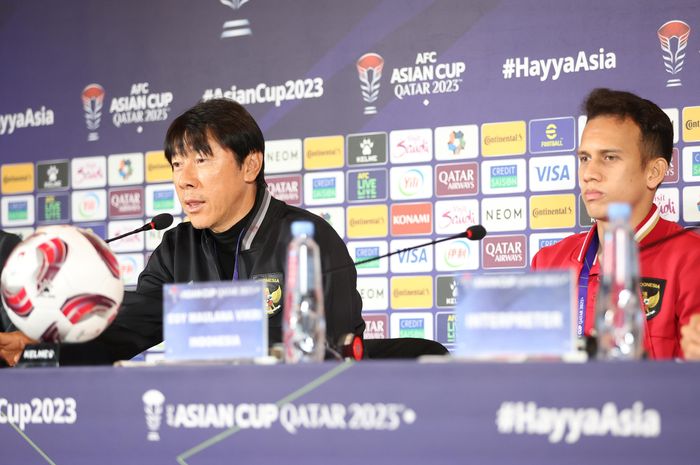 Pelatih timnas Indonesia Shin Tae-yong dan pemain Egy Maulana VIkri pada sesi jumpa pers jelang laga melawan Jepang, Selasa (23/1/2024).
