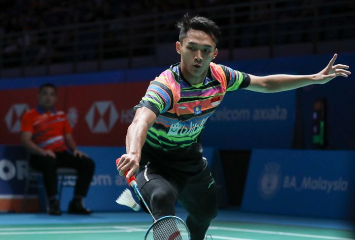 Pebulu tangkis tunggal putra Indonesia, Jonatan Christie, saat bertanding melawan Brice Leverdez (Prancis) pada babak kesatu Malaysia Open 2019 di Axiata Arena, Bukit Jalil, Kuala Lumpur, Selasa (2/4/2019).