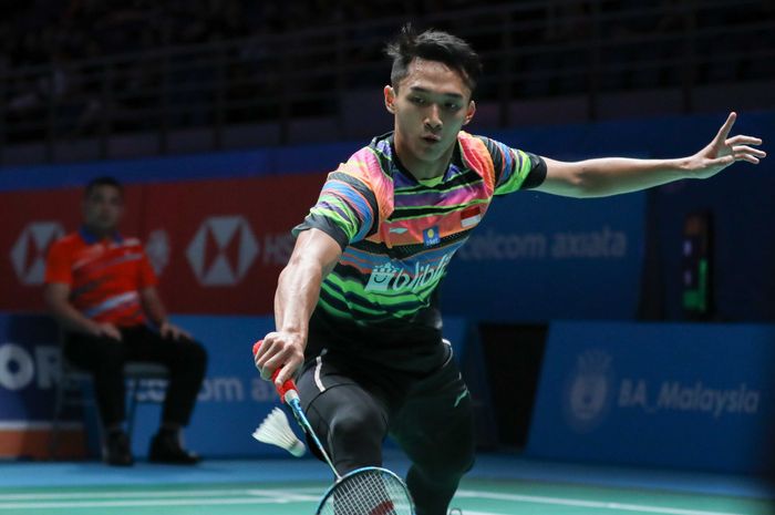 Pebulu tangkis tunggal putra Indonesia, Jonatan Christie, saat bertanding melawan Brice Leverdez (Prancis) pada babak kesatu Malaysia Open 2019 di Axiata Arena, Bukit Jalil, Kuala Lumpur, Selasa (2/4/2019).