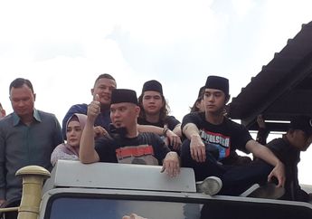 Desak-Desakan Saat Jemput Ahmad Dhani, Dul Jaelani Jatuh Tersungkur di Dalam Kerumunan