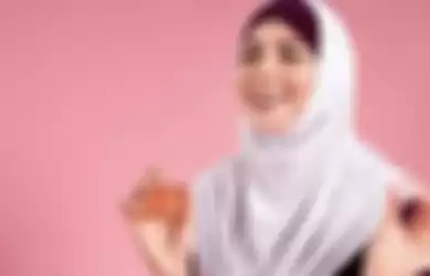ilustrasi pakai parfum halal