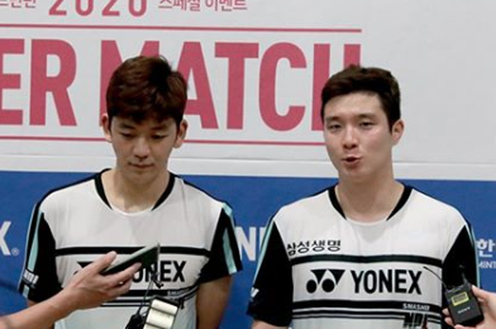Pasangan Ganda Putra Korea Selatan, Lee Yond Dae/Kim Gi Jung usai pertandingan Super Match.