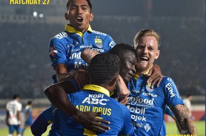 Para pemain Persib berselebrasi setelah mencetak gol ke gawang PSIS Semarang dalam lanjutan Liga 1 2019 di Stadion Si Jalak Harupat, Rabu (6/11/2019).