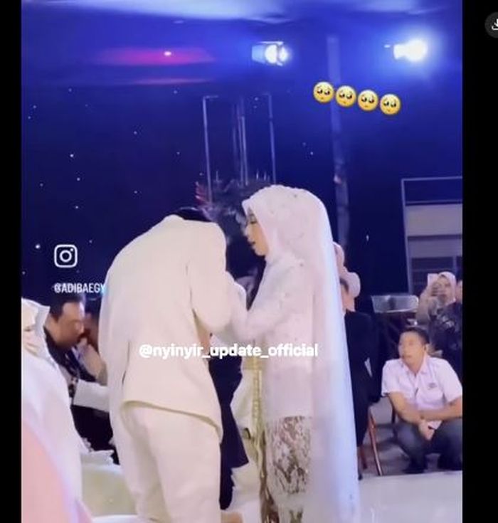 Momen Abidzar mencium kedua tangan Adiba