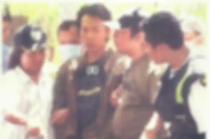 Yang jadi pertanyaan tetangga-tetangganya, kapan Ryan Jombang mengubur korban-korbannya sementara orangtuanya termasuk sering di rumah (Tabloid Nova)