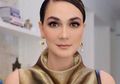 Queen of Moon! Lihat Cantiknya Luna Maya Dalam Balutan Dress Berwarna Emas yang Elegan