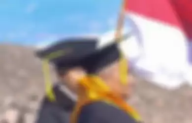 Prosesi wisuda diatas puncak Gunung Marapi