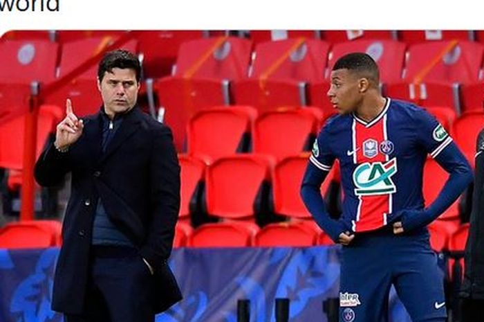 Pelatih Paris Saint-Germain, Mauricio Pochettino, memberikan instruksi kepada Kylian Mbappe.