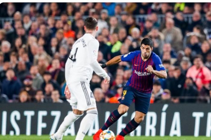 Penyerang Barcelona, Luis Suarez (kanan), berduel dengan bek Real Madrid, Sergio Ramos, dalam laga leg pertama semifinal Copa del Rey di Stadion Camp Nou, Rabu (6/2/2019).