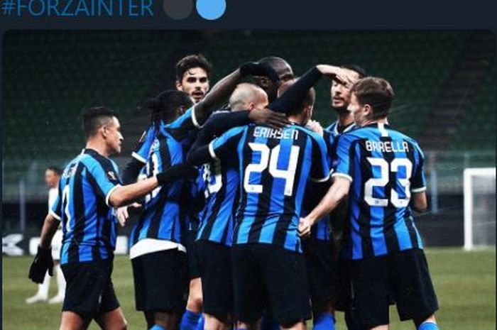 Para pemain Inter Milan merayakan gol yang dicetak Romelu Lukaku ke gawang Ludogorets pada pertandingan babak 32 besar Liga Europa 2019-2020, Jumat (28/2/2020) dini hari WIB.