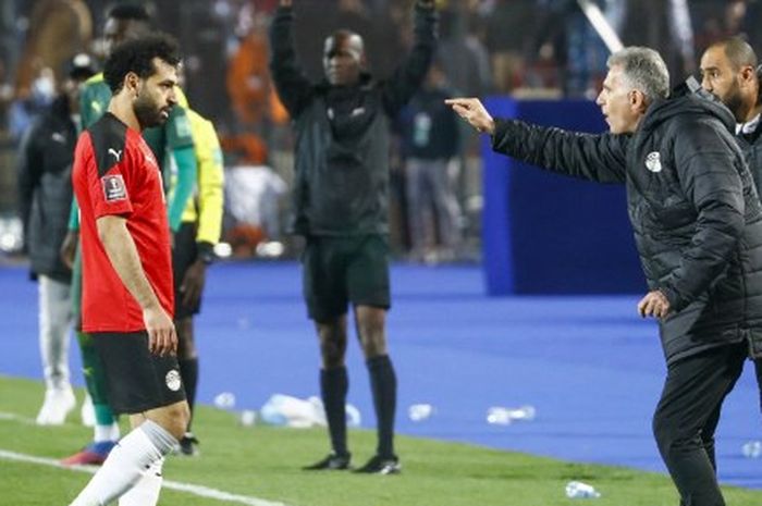Pelatih timnas Mesir, Carlos Queiroz, memberikan instruksi kepada Mohamed Salah dalam laga putaran ketiga Kualifikasi Piala Dunia 2022 Zona Afrika kontra timnas Senegal di Stadion Cairo International, 25 Maret 2022.