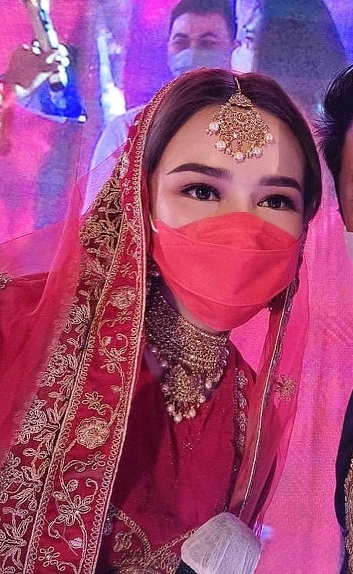 Amanda Manopo Bikin Pangling Kenakan Pakaian Tradisional India Serba Merah, Netizen: Mas Al Tambah Bucin Nih!
 
