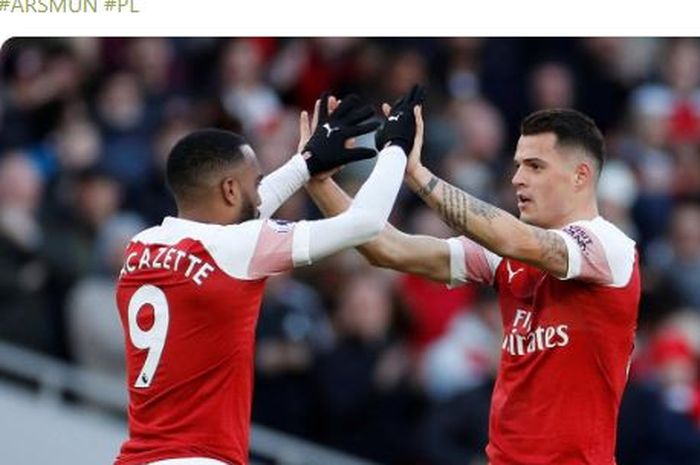 Gelandang Arsenal, Granit Xhaka (kanan), merayakan golnya bersama Alexandre Lacazette dalam laga Liga Inggris melawan Manchester United di Stadion Emirates, Minggu (10/3/2019).