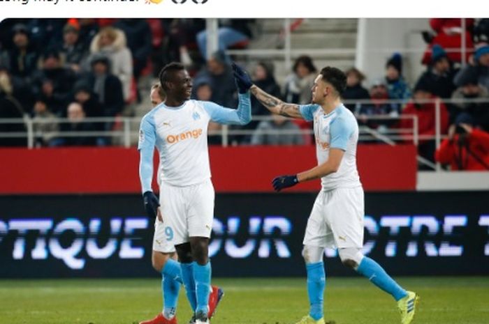 Penyerang Olympique Marseille, Mario Balotelli (tengah), melakukan selebrasi bersama rekan setim.