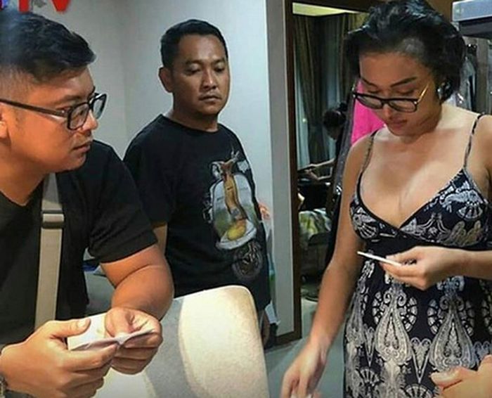 Lucinta Luna saat sedang menjalani proses pemeriksaan polisi