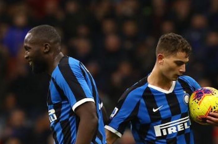 Romelu Lukaku menyerahkan tugas penalti pada striker muda Inter Milan, Sebastiano Esposito, ketika melawan Genoa pada Minggu (22/12/2019) di Stadion Giuseppe Meazza, Milan.