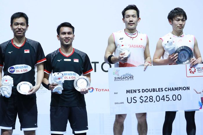 Pasangan ganda putra Indonesia, Mohammad Ahsan/Hendra Setiawan, berpose di podium runner-up bersama sang juara, Takeshi Kamura/Keigo Sonoda (Jepang), pada Singapore Open 2019.