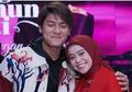 Rizky Billar Keasikan Bisikin Lesty Kejora di Atas Panggung Sampai Kena Tegur Pembawa Acara, Ternyata Ini yang Sedang Dibicarakan