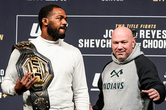 Petarung terbaik, Jon Jones (kiri) dan Presiden UFC, Dana White (kanan).