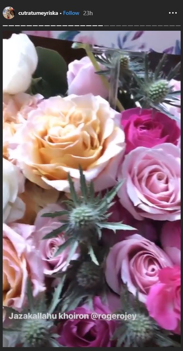 Buket bunga dari Roger untuk Cut Meyriska