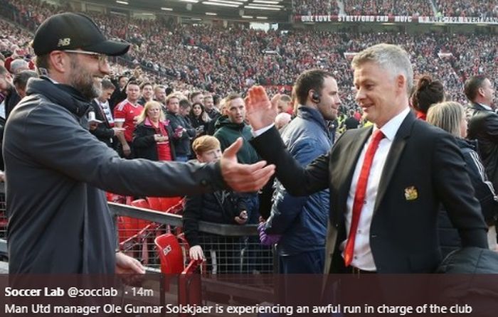 Juergen Klopp dan Ole Gunnar Solskjaer saling berbagi sapaan seusai pertandingan Man United vs Liverpool di Old Trafford