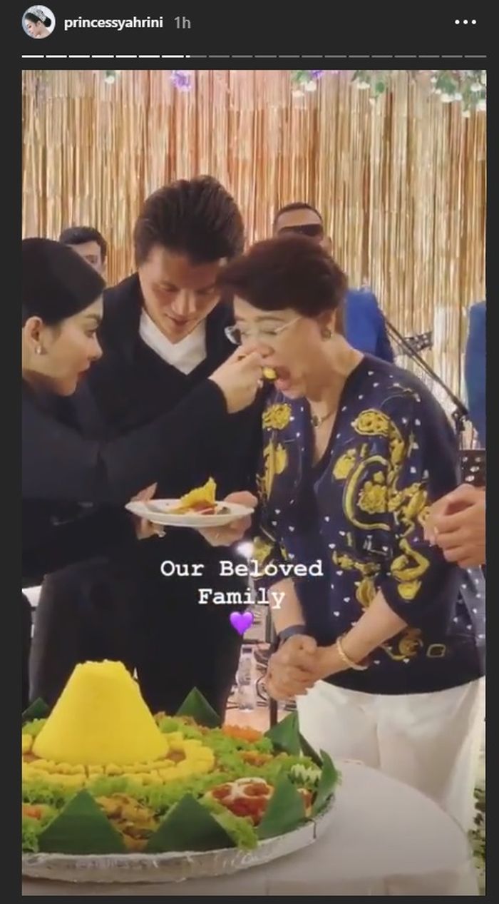 Syahrini berikan suapan untuk ibu mertuanya
