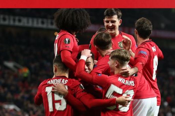 Para pemain Manchester United merayakan gol yang dicetak ke gawang AZ Alkmaar dalam laga Grup L Liga Europa di Stadion Old Trafford, Kamis (12/12/2019).