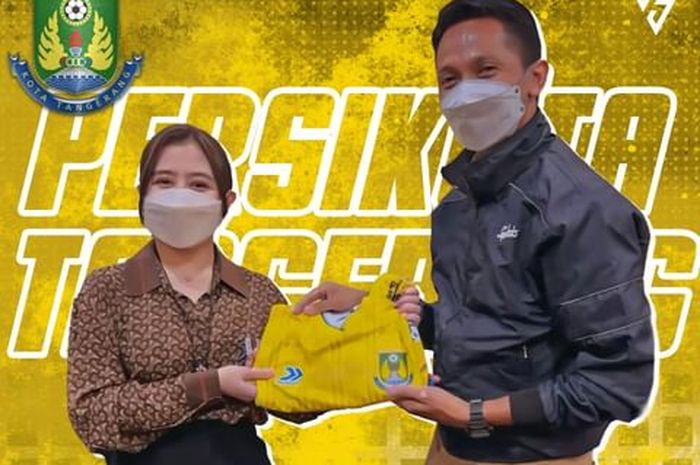 Artis Prily Latuconsina telah sah bergabung dengan klub Liga 3, Persikota Tangerang sebagai pemilik klub.