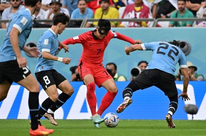 Aksi Son Heung-min dalam duel timnas Korea Selatan vs Uruguay pada Piala Dunia 2022 di Stadion Education City (24/11/2022).
