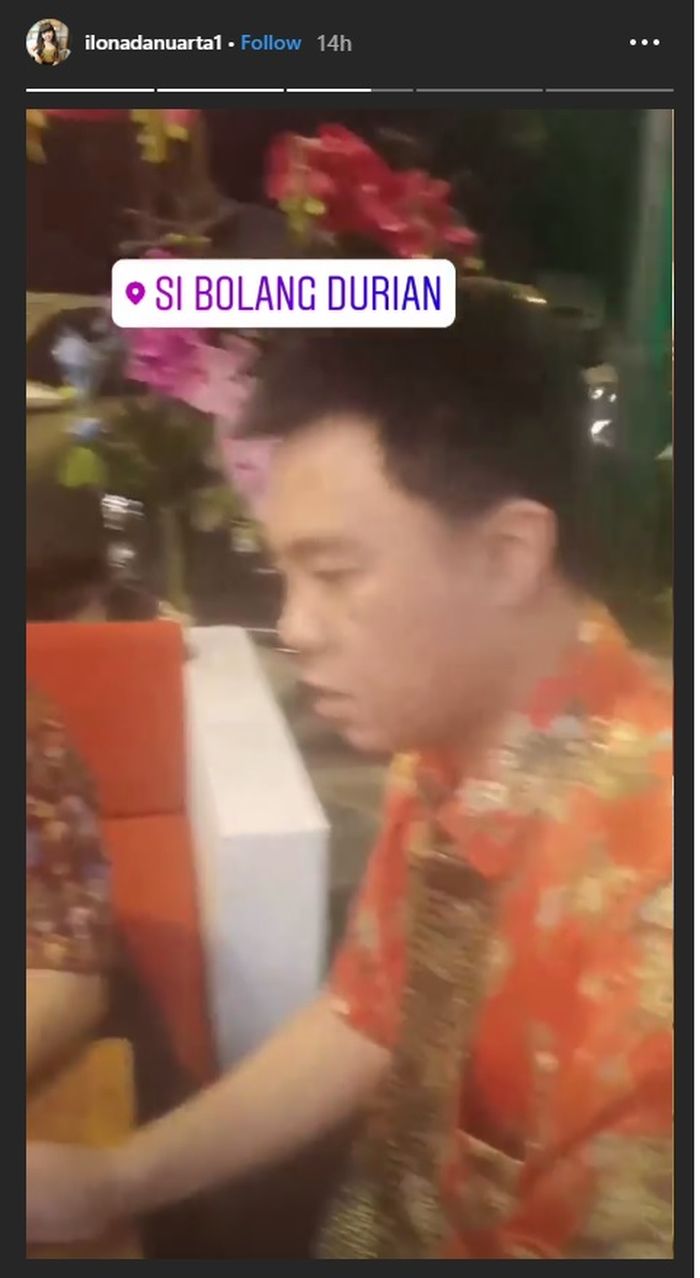 Kakak Roger menikmati durian