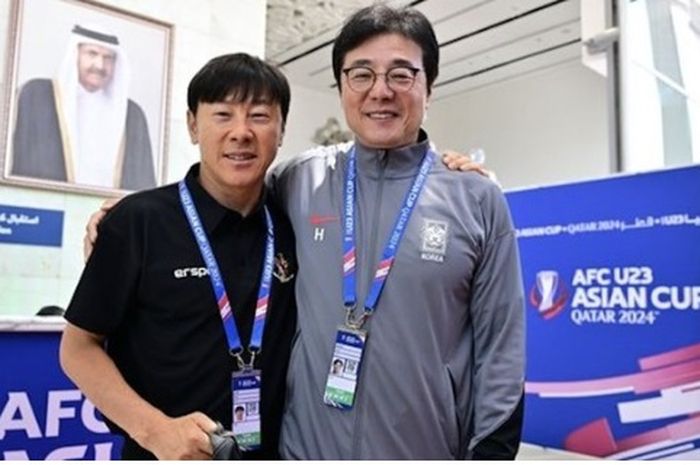 Shin Tae-yong menyingkirkan rekan senegaranya, Hwang Sun-hong (kanan), setelah Timnas U-23 Indonesia menang adu penalti atas Korea Selatan dalam perempat final Piala Asia U-23 2024.