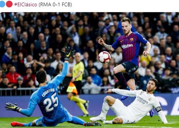 Gelandang Barcelona, Ivan Rakitic (tengah), mencetak gol ke gawang Real Madrid dalam laga Liga Spanyol di Stadion Santiago Bernabeu, Sabtu (2/3/2019).
