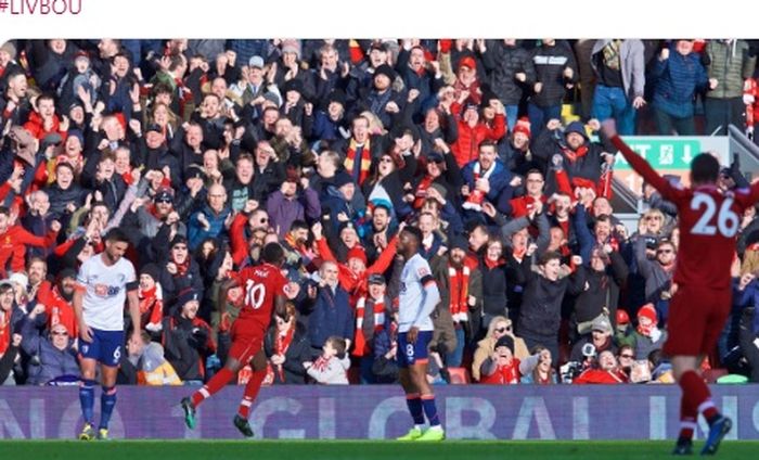Penyerang Liverpool, Sadio Mane (tengah), merayakan gol yang dicetak ke gawang Bournemouth dalam laga Liga Inggris di Stadion Anfield, Sabtu (9/2/2019).
