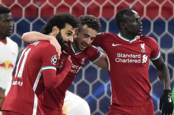 Kiri ke kanan: Mohamed Salah, Diogo Jota, Sadio Mane, merayakan gol  Liverpool ke gawang RB Leipzig dalam laga Liga Champions di Puskas Arena Budapest, Hungaria, 10 Maret 2021.