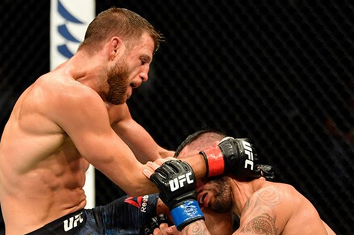 Calvin Kattar (kiri) tengah melakukan knee ke wajah Dan Ige dalam UFC on ESPN 13 Kamis (16/7/2020).