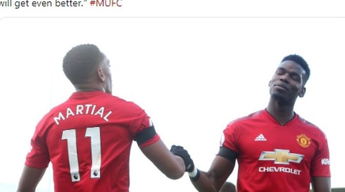 Pemain Manchester United, Anthony Martial dan Paul Pogba, melakukan selebrasi.