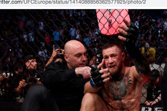 Petarung kelas ringan UFC, Conor McGregor, pasca-pertarungan melawan Dustin Poirer di acara utama UFC 264, Las Vegas, Amerika Serikat, Minggu (11/7/2021).