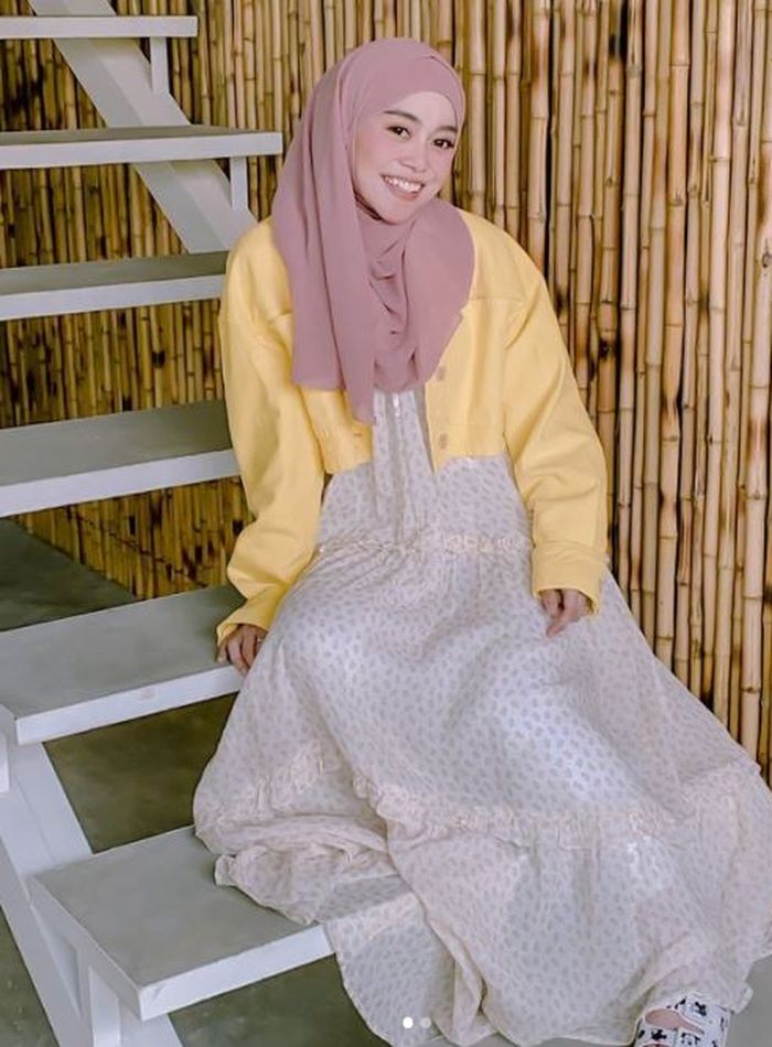 Lesty Kejora Terciduk Lagi Asyik Nyeder di Tangga, Netizen Malah Soroti Caption dan Sandalnya, Ada Apa?