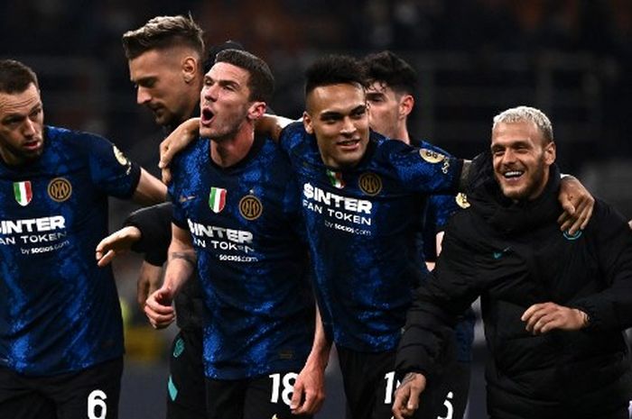 Para pemain Inter Milan merayakan gol ke gawang AS Roma dalam duel Liga Italia di Giuseppe Meazza (23/4/2022).