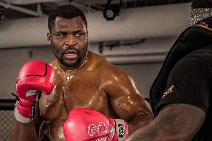 Eks raja UFC, Francis Ngannou dapat peringatan dari promotor tinju, Eddie Hearn.