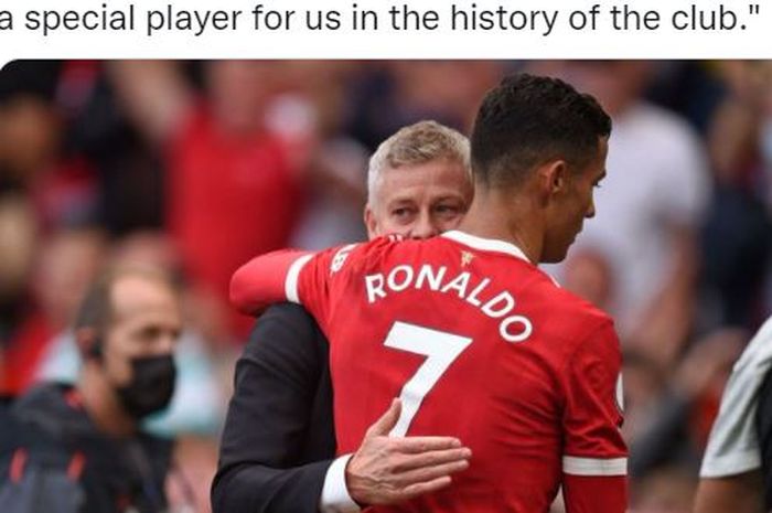 Pelatih Manchester United, Ole Gunnar Solskjaer, memeluk Cristiano Ronaldo seusai laga Liga Inggris kontra Newcastle United di Stadion Old Trafford, Sabtu (11/9/2021).