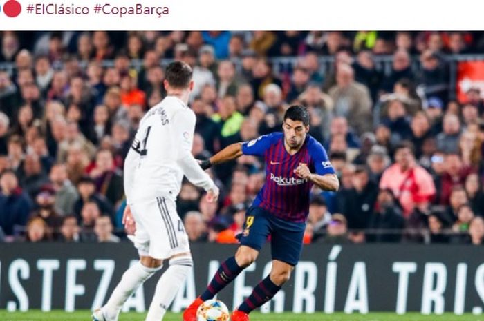 Penyerang Barcelona, Luis Suarez (kanan), berduel dengan bek Real Madrid, Sergio Ramos, dalam laga leg pertama semifinal Copa del Rey di Stadion Camp Nou, Rabu (6/2/2019).