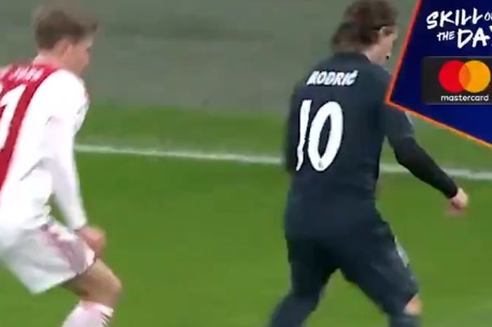 Gelandang Real Madrid, Luka Modric (kanan), berduel dengan gelandang Ajax Amsterdam, Frenkie de Jong, dalam laga leg pertama babak 16 besar Liga Champions di Stadion Johan Cruijff ArenA, Rabu (13/2/2019).