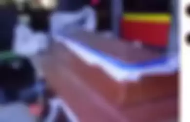 Viral video ambulans tertabrak mobil pick up hingga sebabkan jenazah tepental keluar.