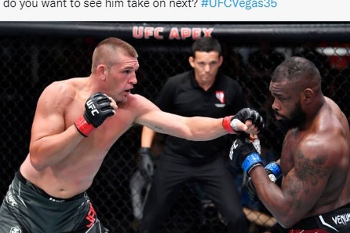 Jagoan UFC. Dustin Jacoby (kanan) kala beraksi di oktagon.