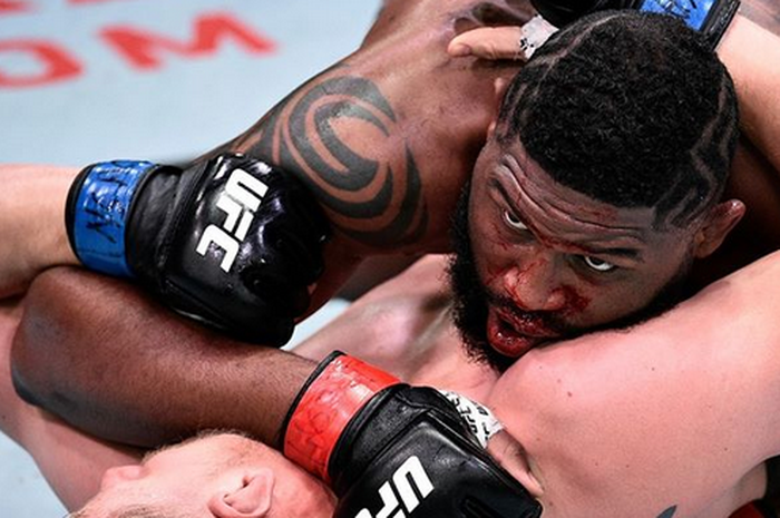 Petarung UFC, Curtis Blaydes (atas) dalam pertarungannya melawan Alexander Volkov (bawah) pada UFC Vegas 3, Minggu (21/6/2020).