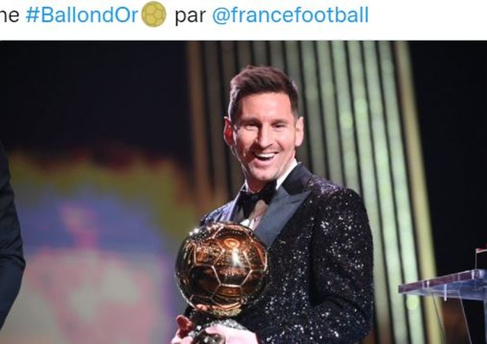 Megabintang timnas Argentina dan Paris Saint-Germain, Lionel Messi, meraih Ballon d'Or ke-7 di Theatre du Chatelet, Paris, Prancis, Senin (29/11/2021).