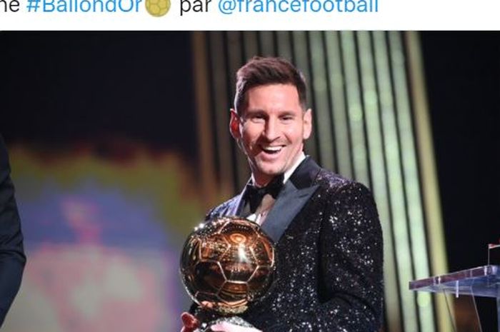 Megabintang timnas Argentina dan Paris Saint-Germain, Lionel Messi, meraih Ballon d'Or ke-7 di Theatre du Chatelet, Paris, Prancis, Senin (29/11/2021).