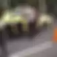 Viral Pengemudi Mobil VW Kuning Nekat Terobos Penyekatan Mudik di Klaten, Tabrak Petugas hingga Terpental